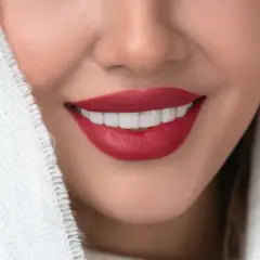 Long-wear matte lipstick
